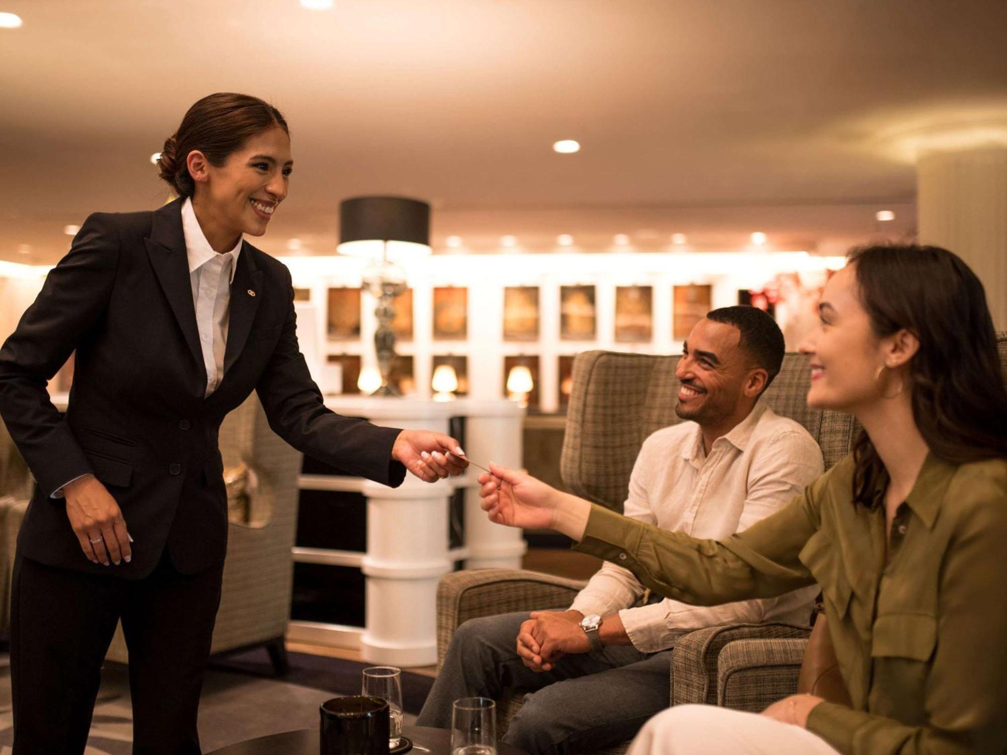 소피텔 프랑크푸르트 오페라 호텔 외부 사진 A hotel manager greeting guests