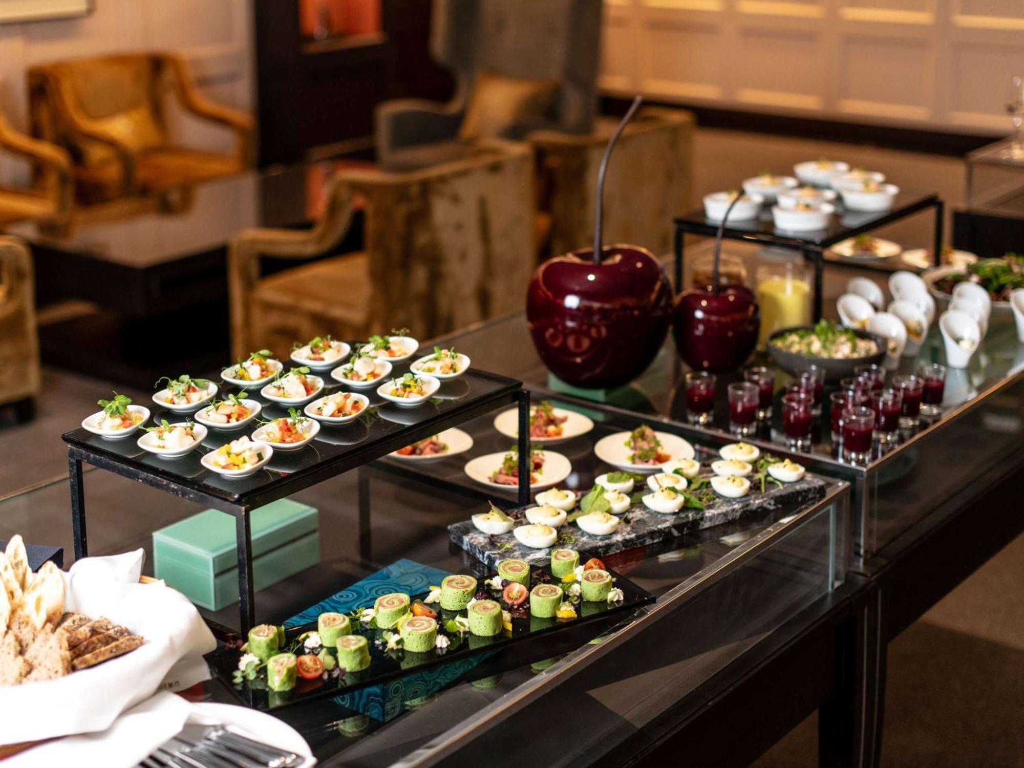 소피텔 프랑크푸르트 오페라 호텔 외부 사진 A buffet at a hotel