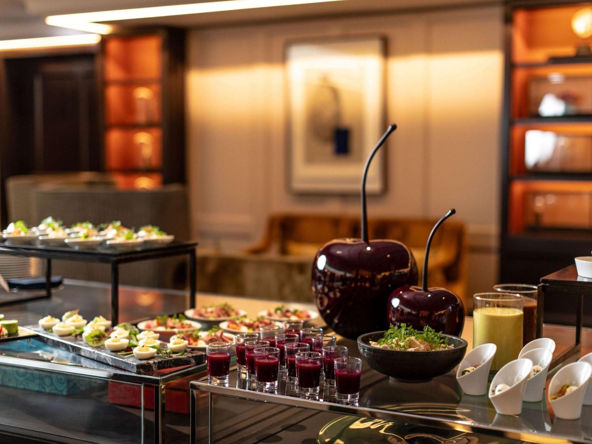 소피텔 프랑크푸르트 오페라 호텔 외부 사진 A buffet at a hotel