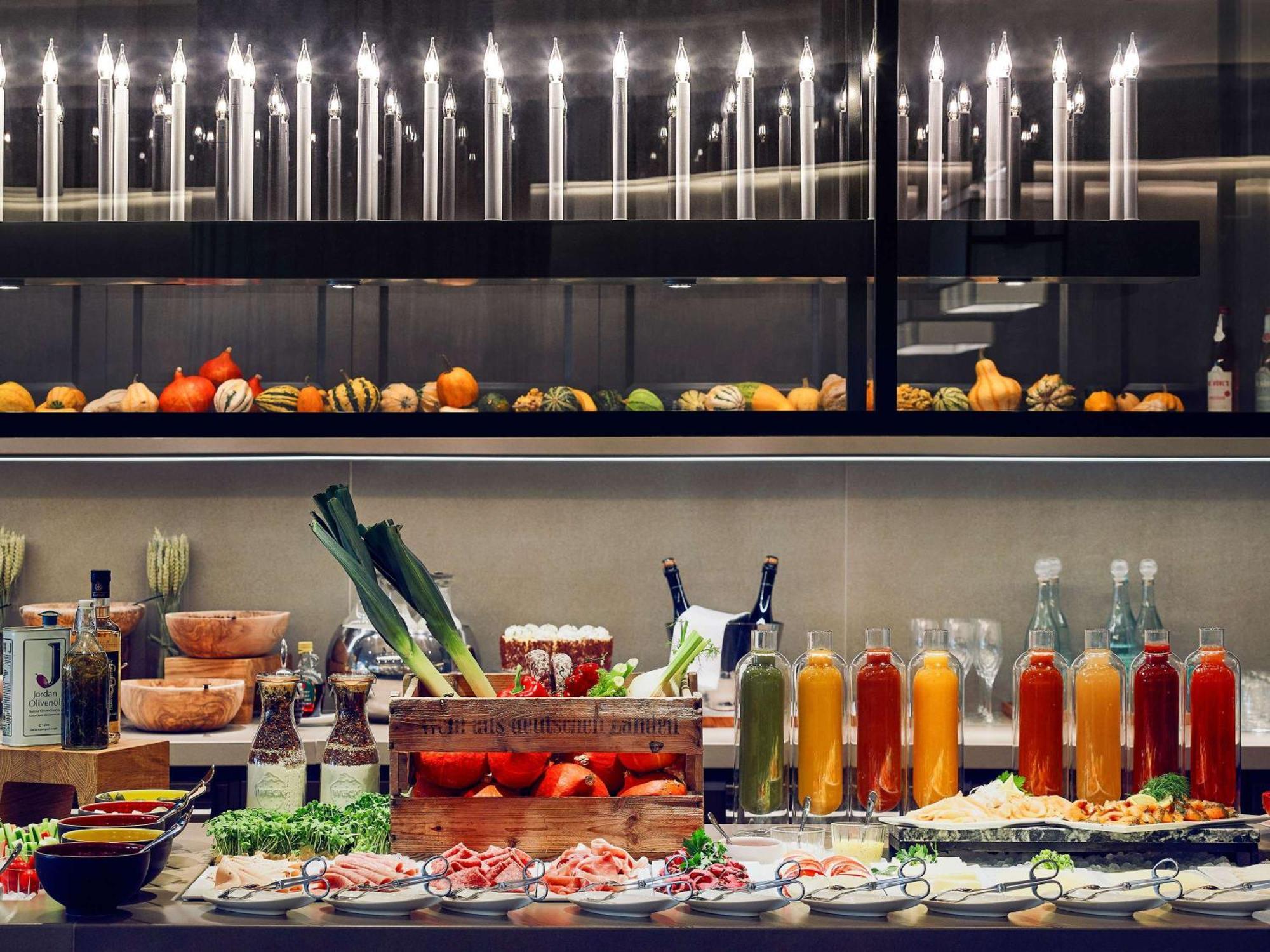 소피텔 프랑크푸르트 오페라 호텔 외부 사진 A buffet at a restaurant