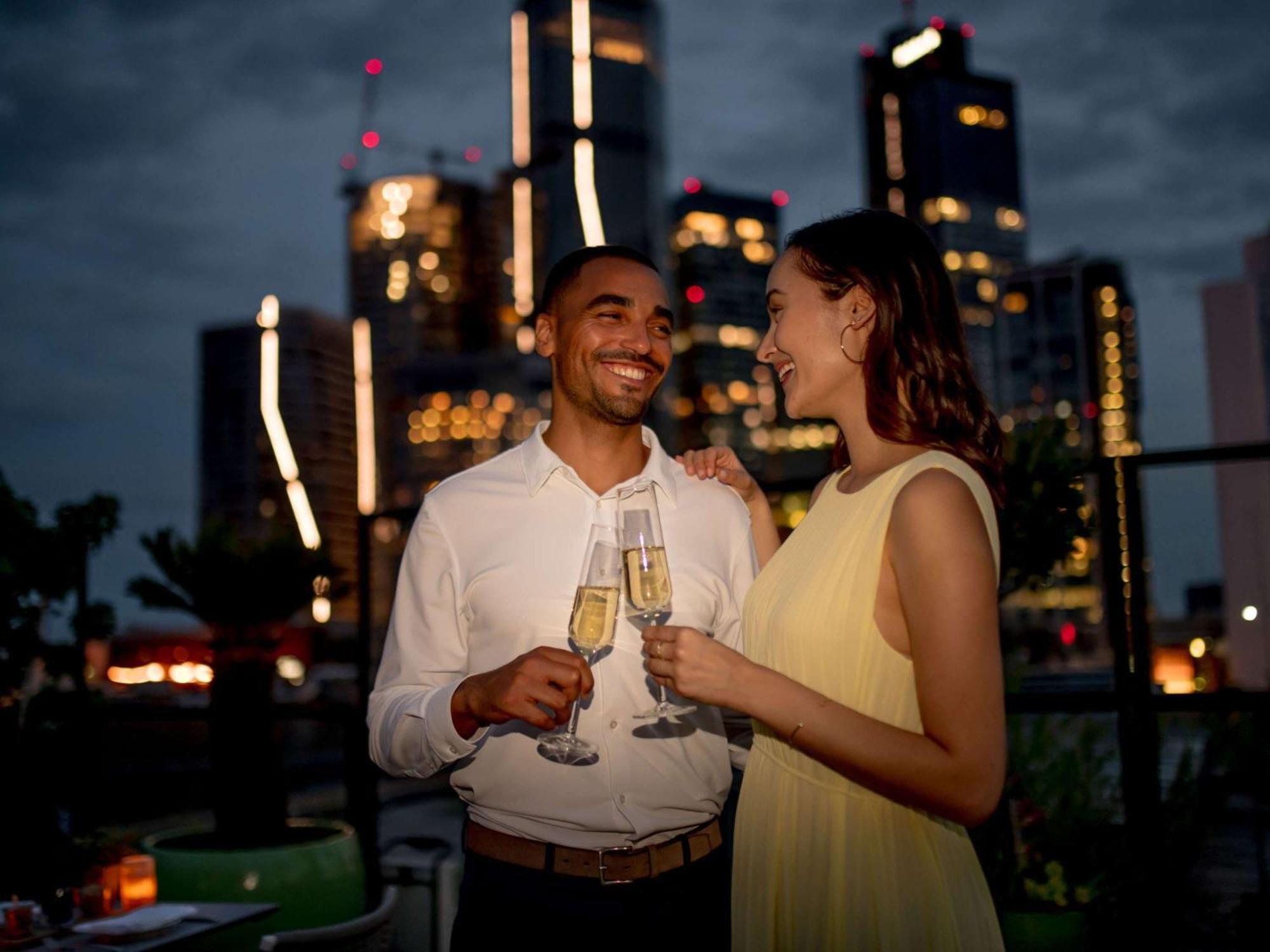 소피텔 프랑크푸르트 오페라 호텔 외부 사진 A couple drinking champagne