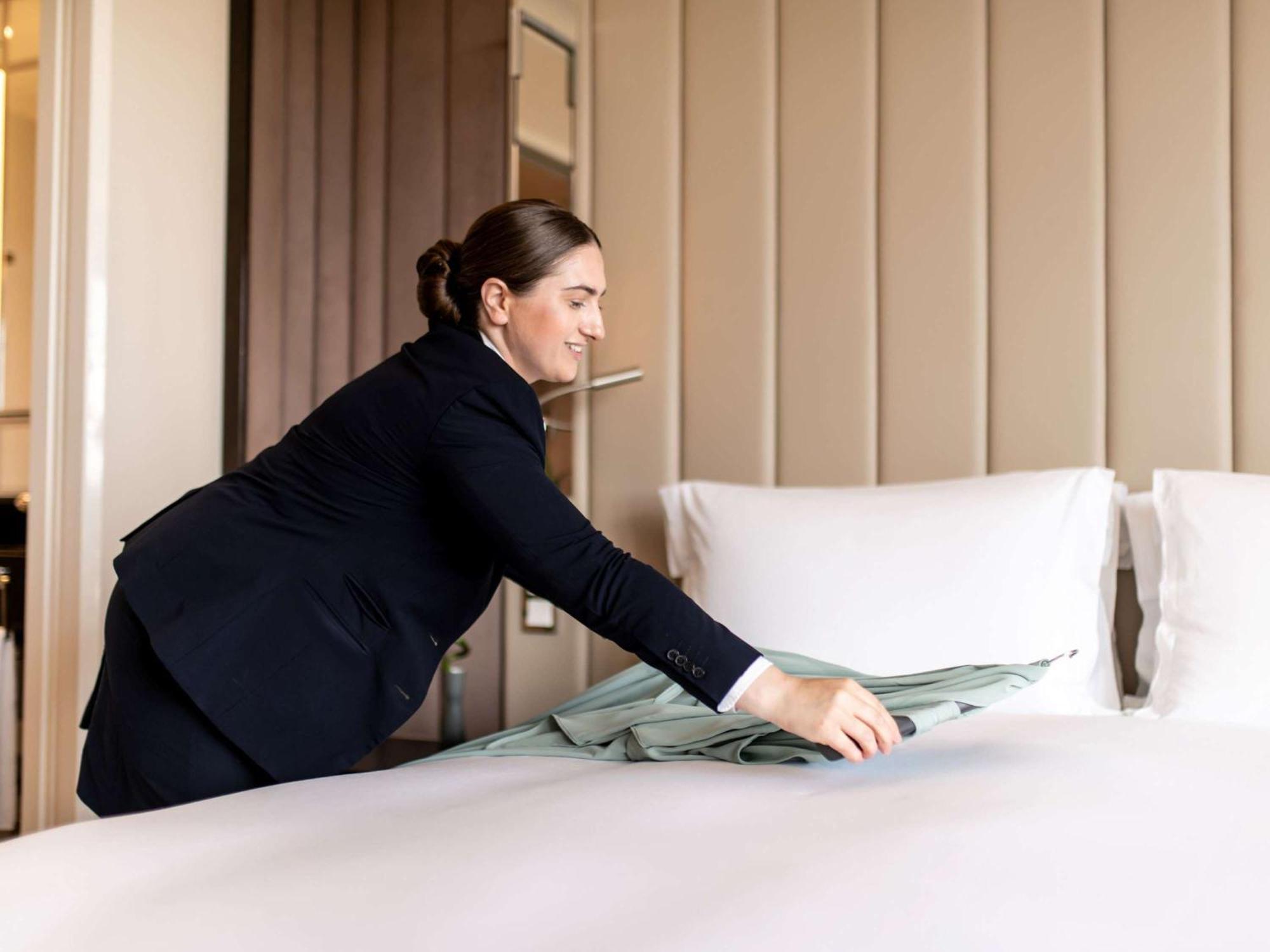소피텔 프랑크푸르트 오페라 호텔 외부 사진 A chambermaid making a bed
