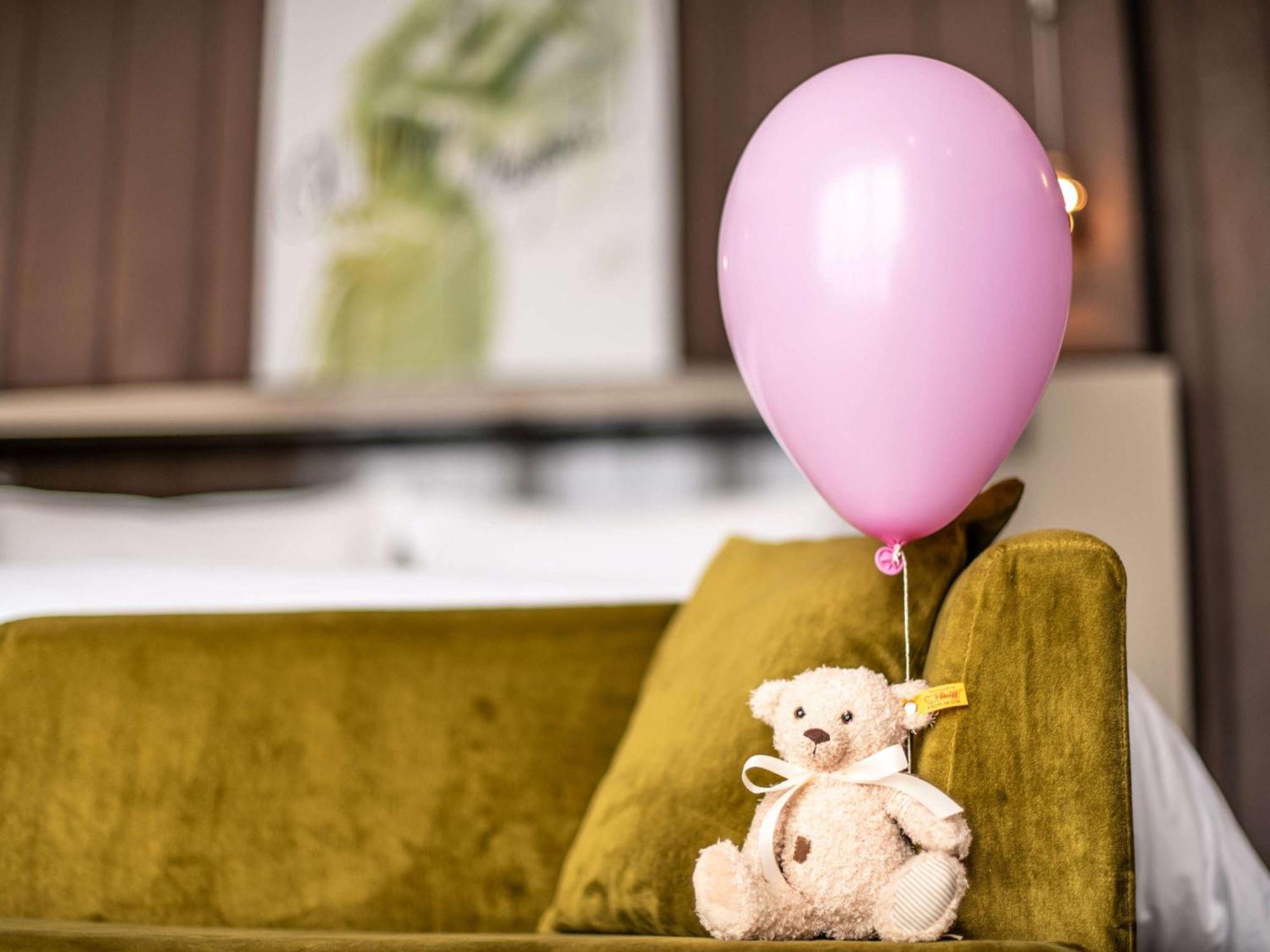소피텔 프랑크푸르트 오페라 호텔 외부 사진 A teddy bear with a balloon