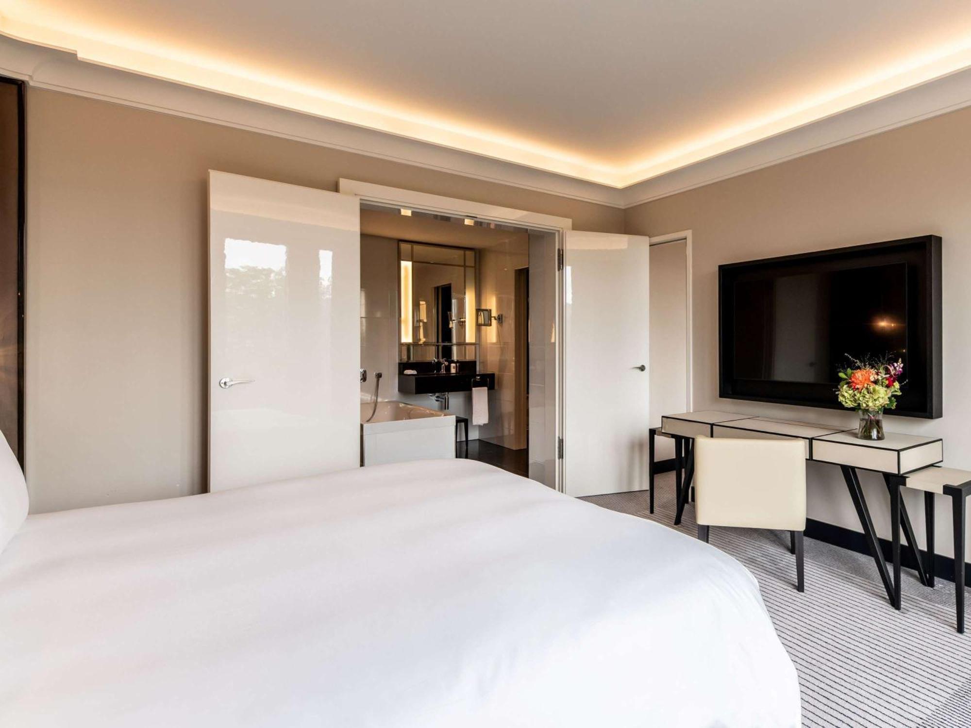 소피텔 프랑크푸르트 오페라 호텔 외부 사진 A bedroom at the hotel